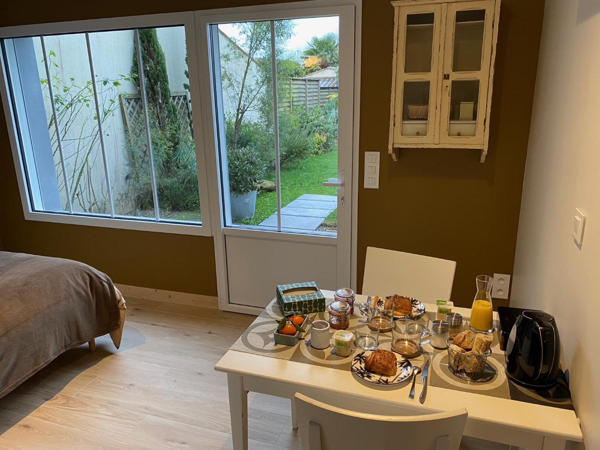 Maison M, Chambre Privee Acces Jardin Piscine Et Jacuzzi Pres De La Rochelle Ла Рошел Стая снимка